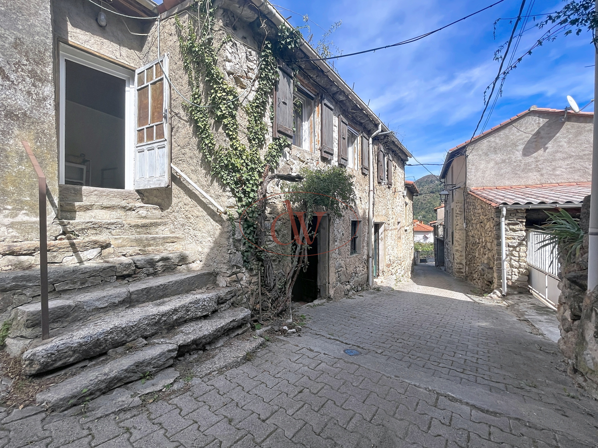 MAISON DE VILLAGE/ PY/ 74 M2 HAB/ 2 CHAMBRES / PIÈCE DE STOC